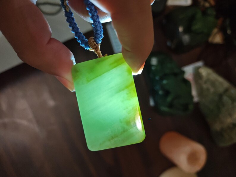 Handmade Siberian Nephrite Jade Pendant: Certified Patterned Stone - Image 10