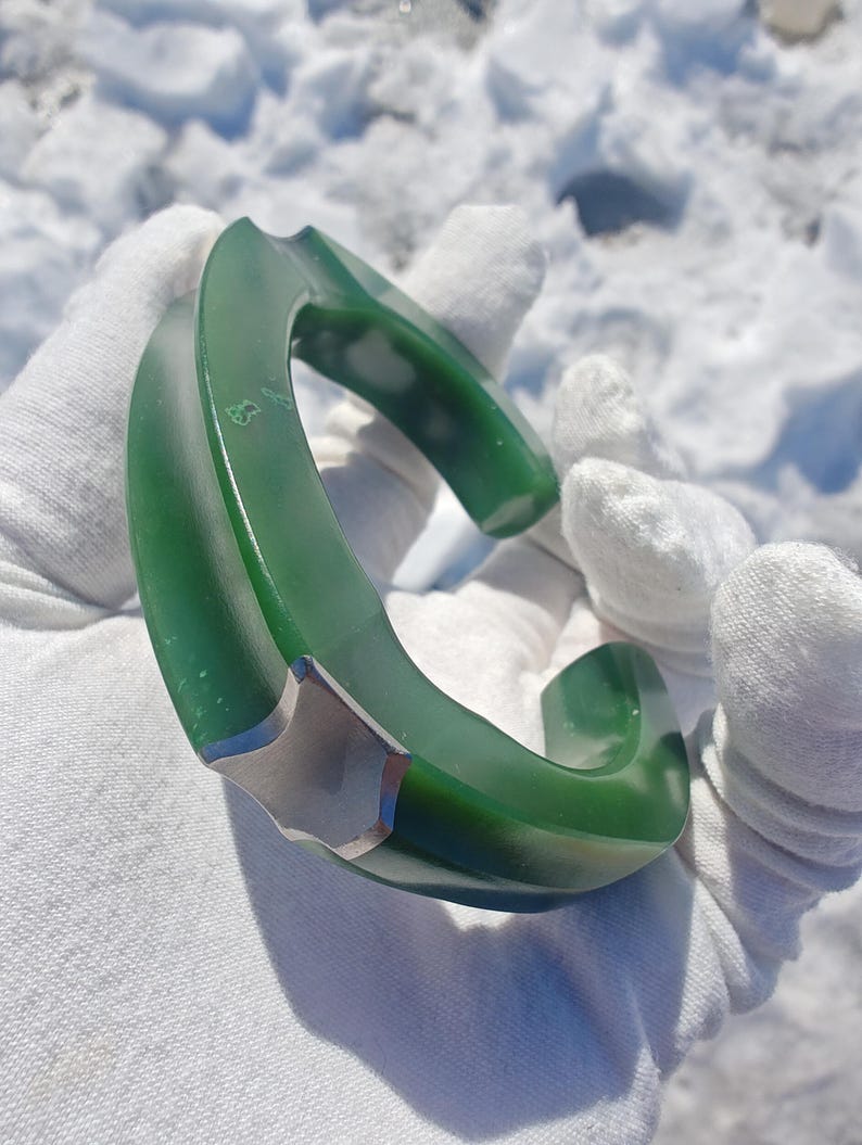 Canadian Spinach Green Nephrite Jade Bangle (66.53mm Horizontal Inner Diameter)